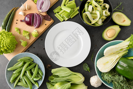 食物,烹饪健康的饮食同的绿色蔬菜白色空盘石板石背景同的绿色蔬菜白色空盘图片