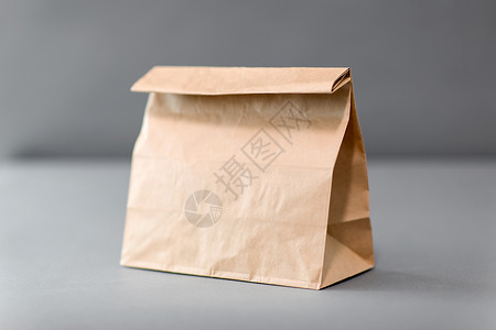 能进行生物降解的回收,再利用生态次棕色外卖食品纸袋与午餐桌子上带午餐的纸袋外卖食物背景