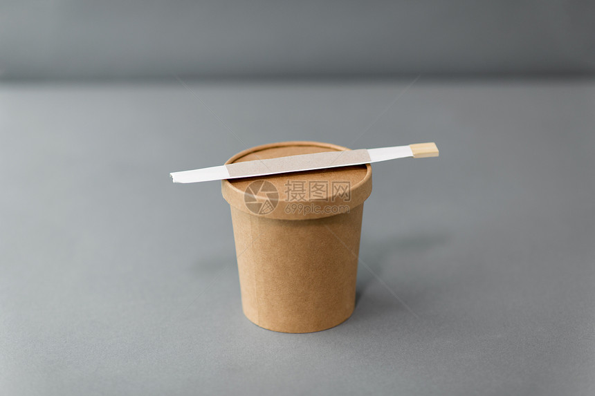 包装,回收饮食次纸容器的外卖食品或锅与筷子桌子上带筷子的外卖食品的纸容器图片