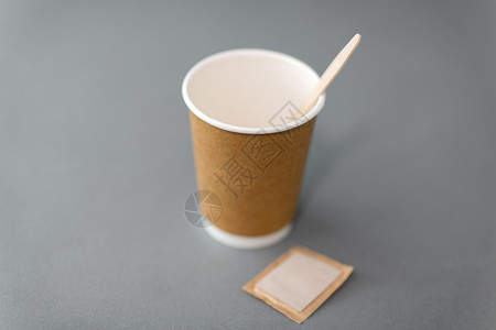 处置,回收生态外卖纸咖啡杯与勺子糖袋灰色背景带勺子糖的次纸咖啡杯图片