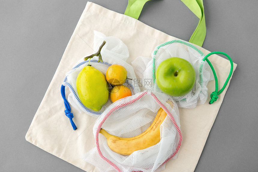 食品购物,再利用生态可重复用的袋子与水果灰色背景水果食品可重复用的购物袋图片