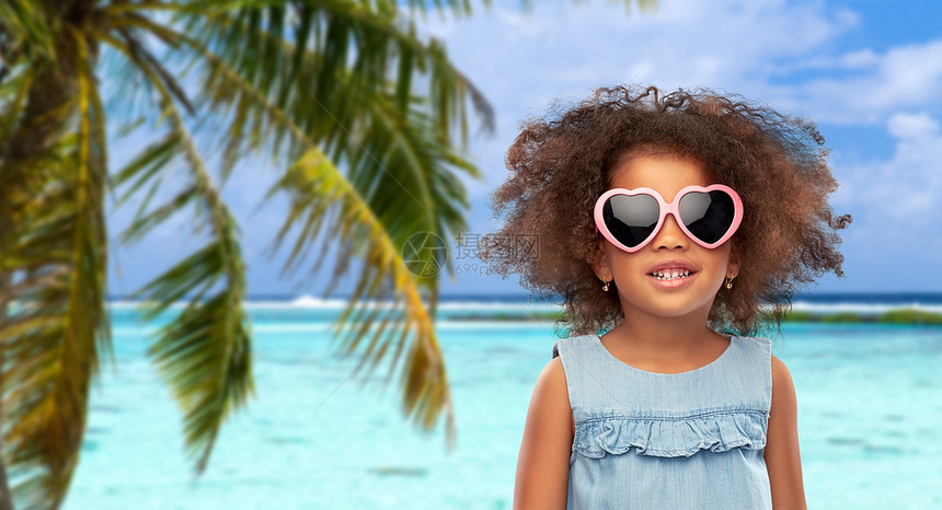 童年,夏季配件情人节快乐的小非裔美国女孩心形太阳镜热带海滩背景法属波利尼西亚海滩上戴太阳镜的非洲小女孩图片