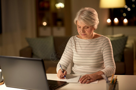 技术,老年人人的老年妇女写笔记本电脑家里晚上高级女人晚上家里写笔记本图片