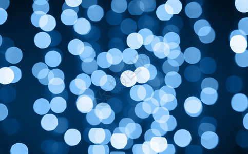 带有一丝蓝光节日照明背景圣诞花环与经典的蓝光波克带有经典蓝光的圣诞背景背景