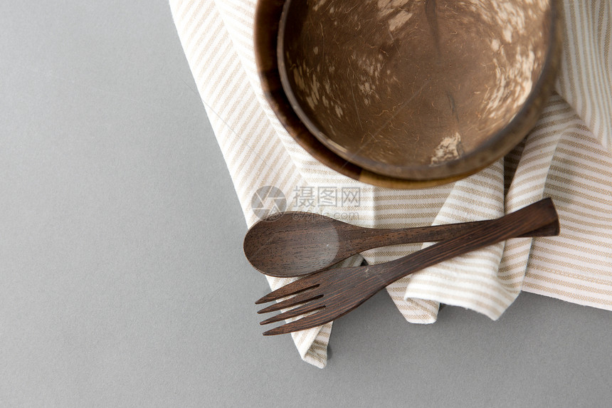 回收,餐具生态友好的椰子碗与棕色木勺叉子桌子上椰子碗,木勺叉子图片