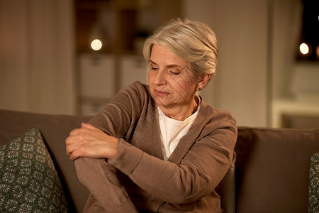 老年健康问题人们的观念老年妇女晚上家遭受痛苦老年妇女家里遭受痛苦图片