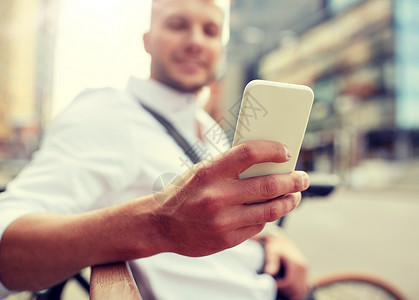 技术,通信人的密切男子短信信息智能手机城市男子城市智能手机短信图片