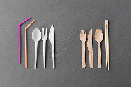 回收,环境生态友好的天然木勺,针织,叉子筷子塑料盘子桌子上生态友好塑料餐具图片
