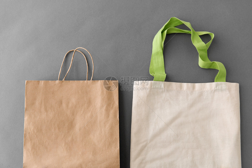 消费主义,回收生态友好的可重复用的帆布手提包食品购物纸袋灰色背景纸袋可重复用的手提包用于食品购物图片
