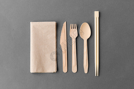 餐具,回收生态友好的木制次勺子,叉子,刀与筷子纸巾灰色背景木勺,刀筷子图片