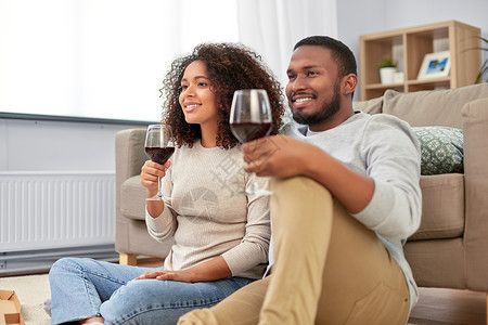 休闲,人情人节的快乐的非裔美国人夫妇家喝酒非裔美国夫妇家喝酒图片