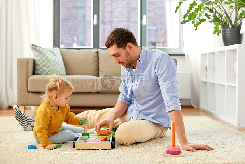 家庭,父亲人的快乐的父亲小宝贝女儿家里玩木制玩具积木套件父亲家里小女儿玩图片