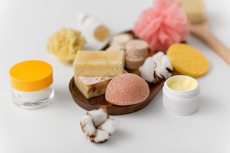 制作魔芋素材美容,水疗健康魔芋海绵,精心制作的肥皂棒,身体黄油奶油木托盘手工制作的肥皂,海绵木托盘背景