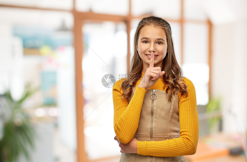 学校,教育学年轻的十几岁的女孩课堂背景下做着沉默的手势年轻的十几岁女孩学校做沉默的手势图片