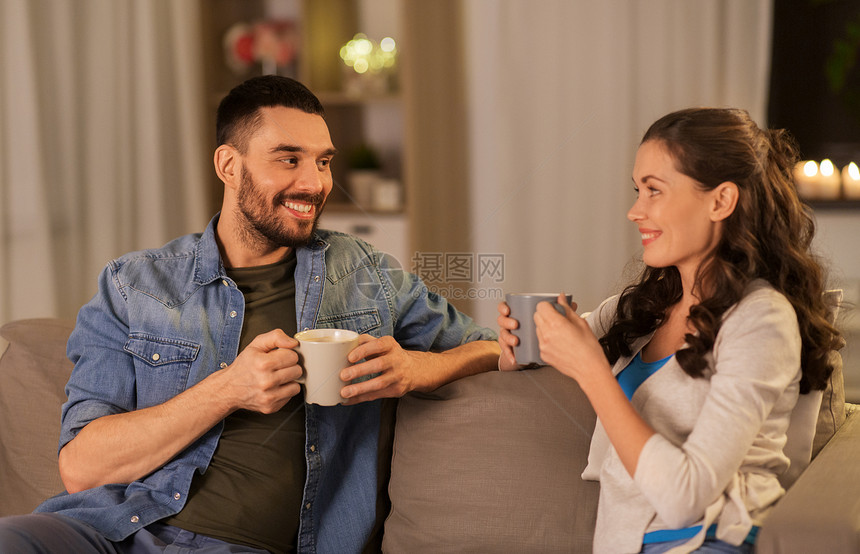 休闲人们的快乐的夫妇家喝茶或咖啡幸福的夫妇家喝茶或咖啡图片