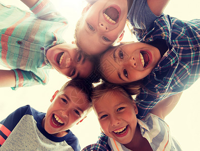 童年,休闲,友谊人的群微笑快乐的笑孩子们围成圆圈群快乐的孩子围成圆圈图片