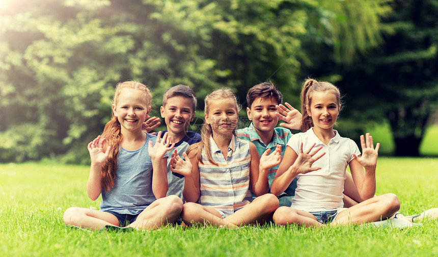 友谊,童年,休闲人的群快乐的孩子或朋友夏季公园挥手群快乐的孩子户外挥手图片