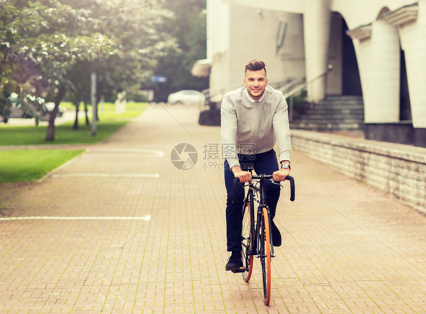 生活方式,交通人们的年轻人骑自行车城市街道年轻人骑自行车城市街道上图片