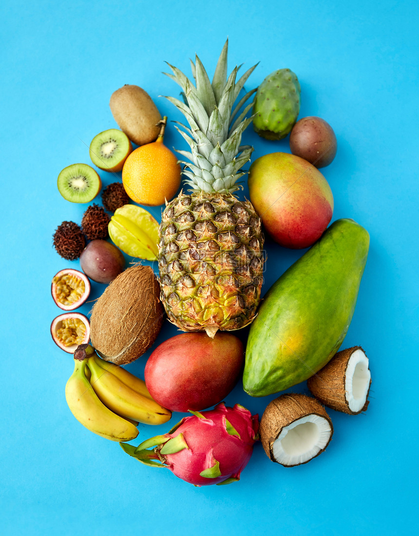 食物,夏天健康的饮食许多同的异国情调的蓝色背景蓝色背景上有许多同的异国水果图片