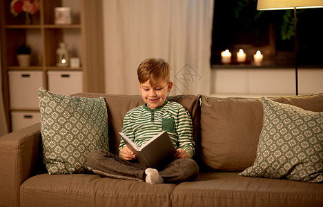 童年人的快乐的小男孩家看书快乐的小男孩家看书图片