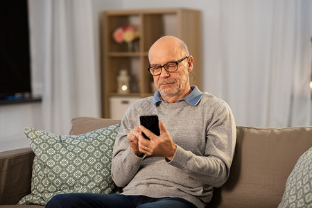 技术,人沟通秃顶的老人家里智能手机上发短信老人家用智能手机发短信图片