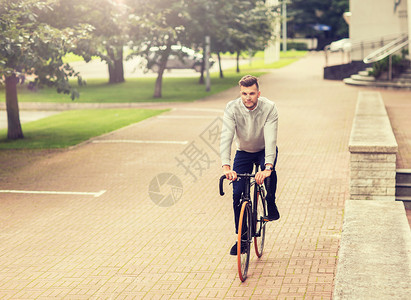 生活方式,交通人们的年轻人骑自行车城市街道年轻人骑自行车城市街道上图片