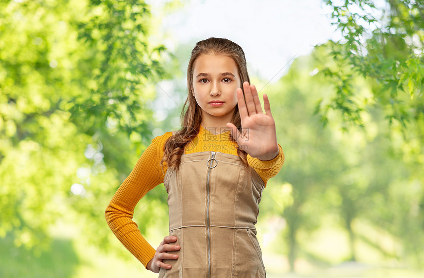 生态,禁止人的十几岁的女孩绿色的自然背景下做停止手势十几岁的女孩做停止手势图片
