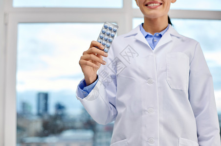 医学,医疗人的医疗办公室用药丸微笑的女医生微笑的女医生医疗办公室吃药图片