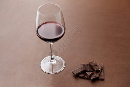 甜点黑巧克力片杯棕色背景的红酒黑巧克力杯红酒图片