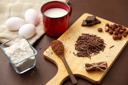 糖果烹饪巧克力,可可粉,榛子与牛奶,鸡蛋面粉棕色背景巧克力,牛奶,鸡蛋面粉图片