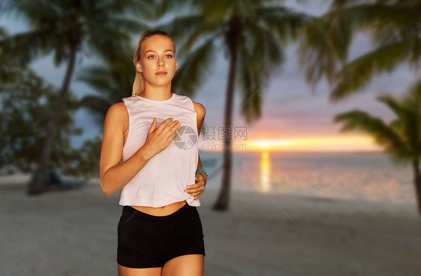 健身,运动健康的生活方式快乐的年轻女人热带海滩上跑步快乐的年轻女人沿着热带海滩跑步图片