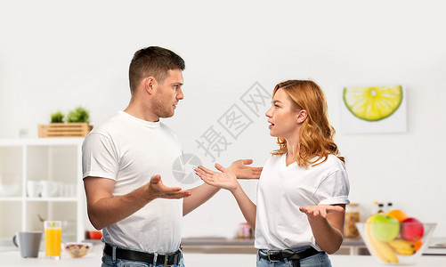关系困难,冲突情感快乐的夫妇争论家庭厨房背景幸的夫妇厨房争吵图片