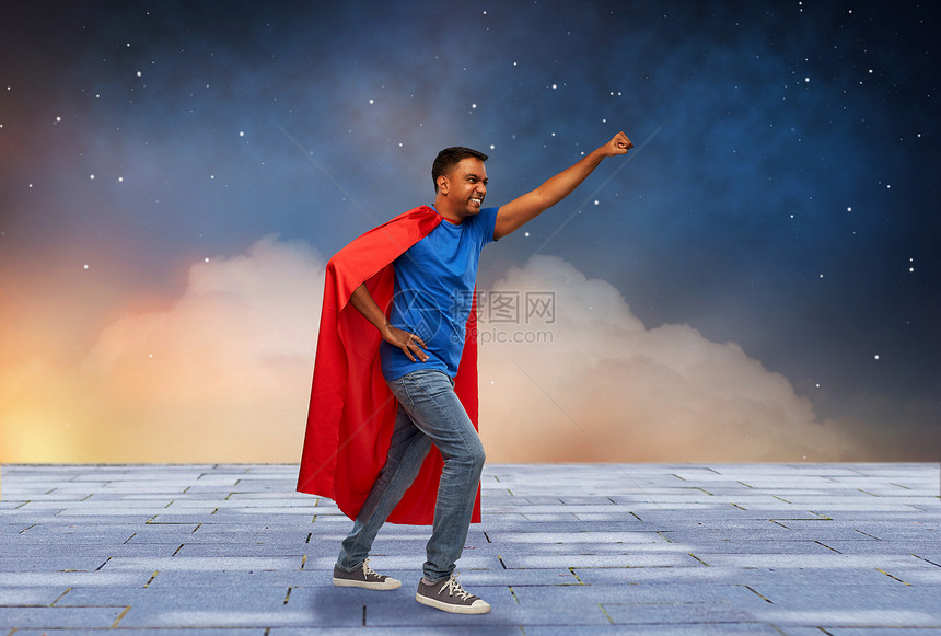 超级力量人的印度男人穿着红色超级英雄斗篷,星空背景上做获胜的手势穿着超级英雄斗篷的印度男人做了获胜的手势图片