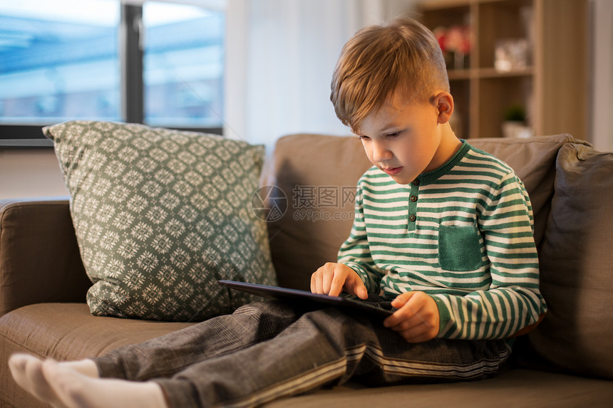 童年,技术人的快乐的小男孩与平板电脑家里家里有平板电脑的快乐小男孩图片