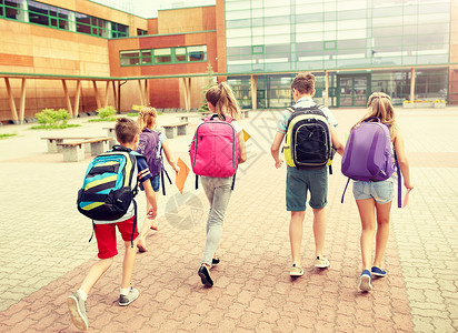 小学教育,友谊,童年人的群快乐的小学生,背包户外跑步群快乐的小学生跑步图片