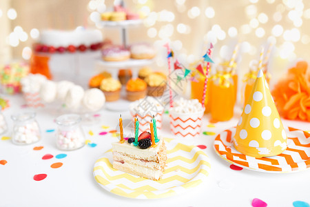 食物,庆祝节日的块蛋糕与蜡烛生日聚会上的灯米色背景生日派上盘子里的蛋糕图片