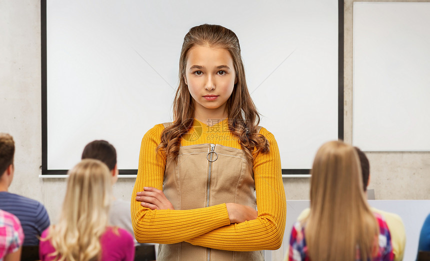 学校,教育人的严肃的青少年学生女孩交叉手臂课堂背景严肃的学生女孩学校交叉手臂图片