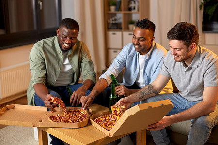 友谊食物人的快乐的男朋友家喝啤酒吃披萨快乐的男朋友家里喝啤酒吃披萨图片
