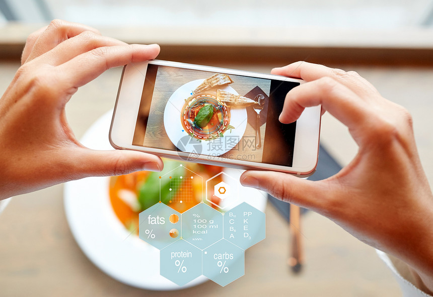 食物,饮食,技术,烹饪人的密切的手与Gazpacho汤智能手机屏幕营养价值图表餐厅手电话食物营养价值图表图片
