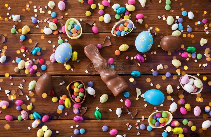 糖果糖果巧克力鸡蛋,兔子糖果滴木制背景巧克力鸡蛋,复活节兔子糖果木头图片