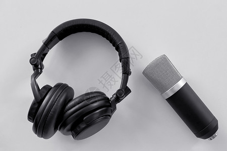 技术,录音音频设备的耳机麦克风白色背景白色背景上的耳机麦克风图片