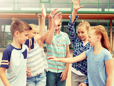 小学教育,友谊,童年人的群快乐的小学生把手放户外群快乐的小学生图片