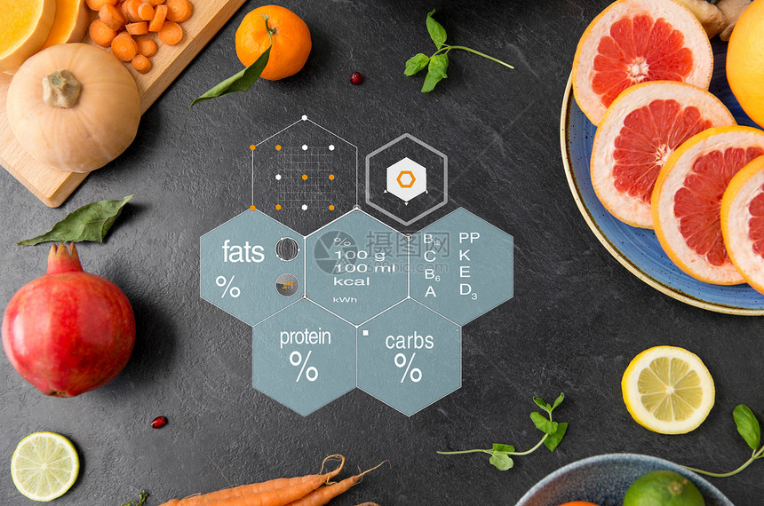 健康饮食,食物饮食同的蔬菜水果石板桌上的营养价值图表石板桌上有同的蔬菜水果图片