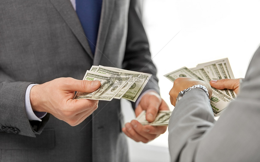 商业人员财务密切商人的手着美元的钱密切商人的手握着钱图片
