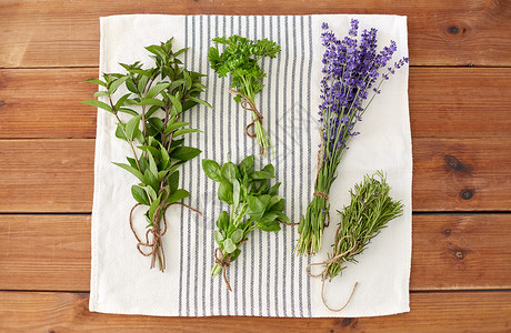 园艺,民族科学有机厨房毛巾上的绿色香料或草药毛巾上的绿色香料或草药图片