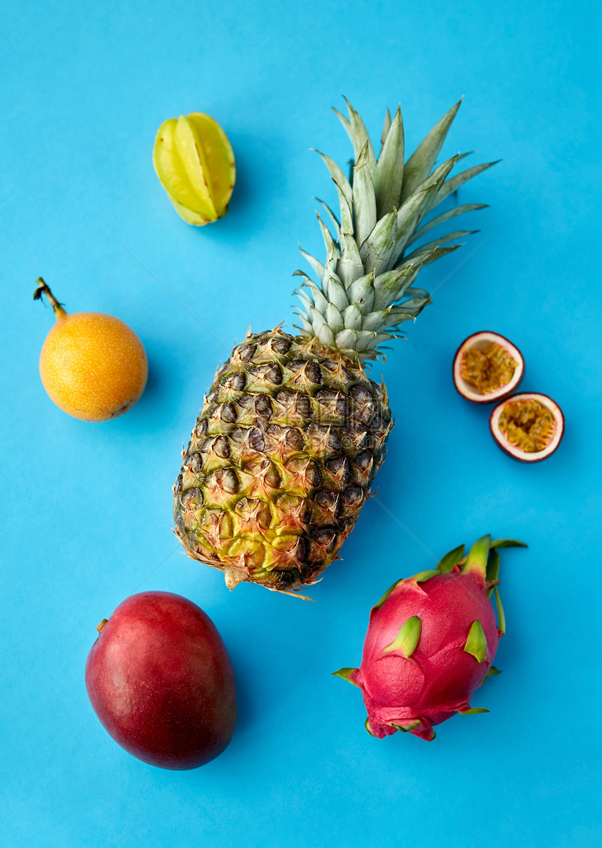 食物,夏季健康的饮食菠萝与其他异国水果蓝色背景菠萝与其他水果蓝色背景图片