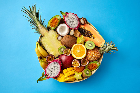 食物,夏天健康的饮食盘子同的异国水果蓝色背景蓝色背景上的异国水果盘子图片