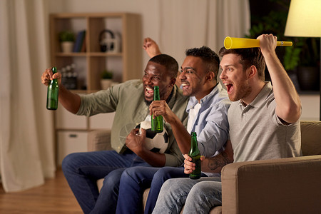 友谊,体育娱乐快乐的男朋友与足球,啤酒呜呜祖拉支持足球队家里朋友或球迷带着球啤酒家背景图片