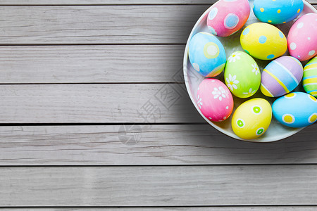复活节,假日传统的彩色鸡蛋盘子上灰色木板背景盘子上的彩色复活节彩蛋图片