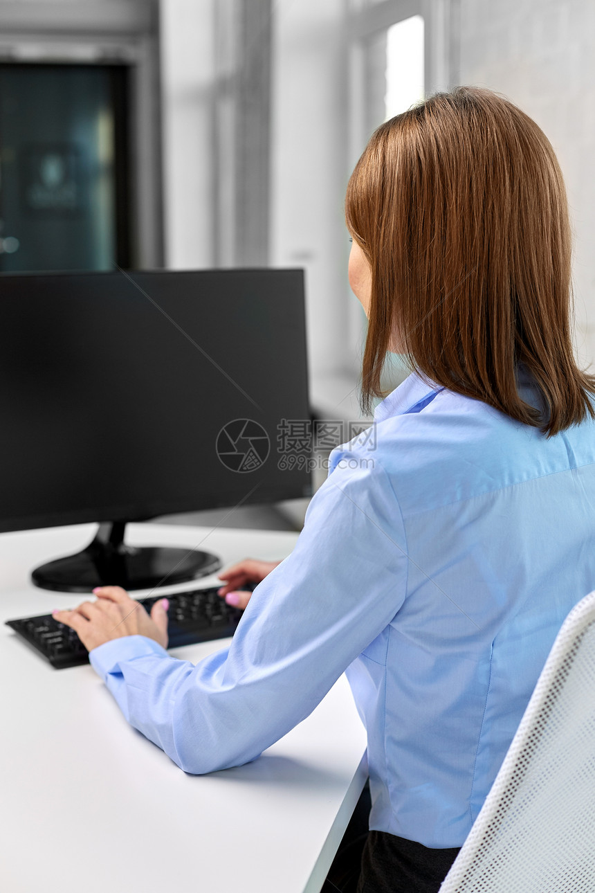 商业,技术人的商人与计算机工作办公室有电脑办公室工作的女商人图片